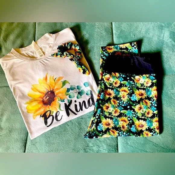 3-piece Set - Capri leggings, Graphic T-shirt, and matching hair scrunchie - Picture 6 of 13